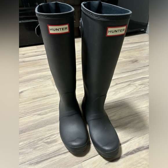 CLEARANCE| Hunter Back Adjustable Rain Boots in great condition - W6 - Picture 2 of 6